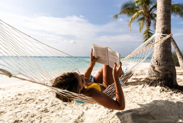 Moment de détente en hamac sur une plage des Maldives, idéal pour un séjour long et reposant