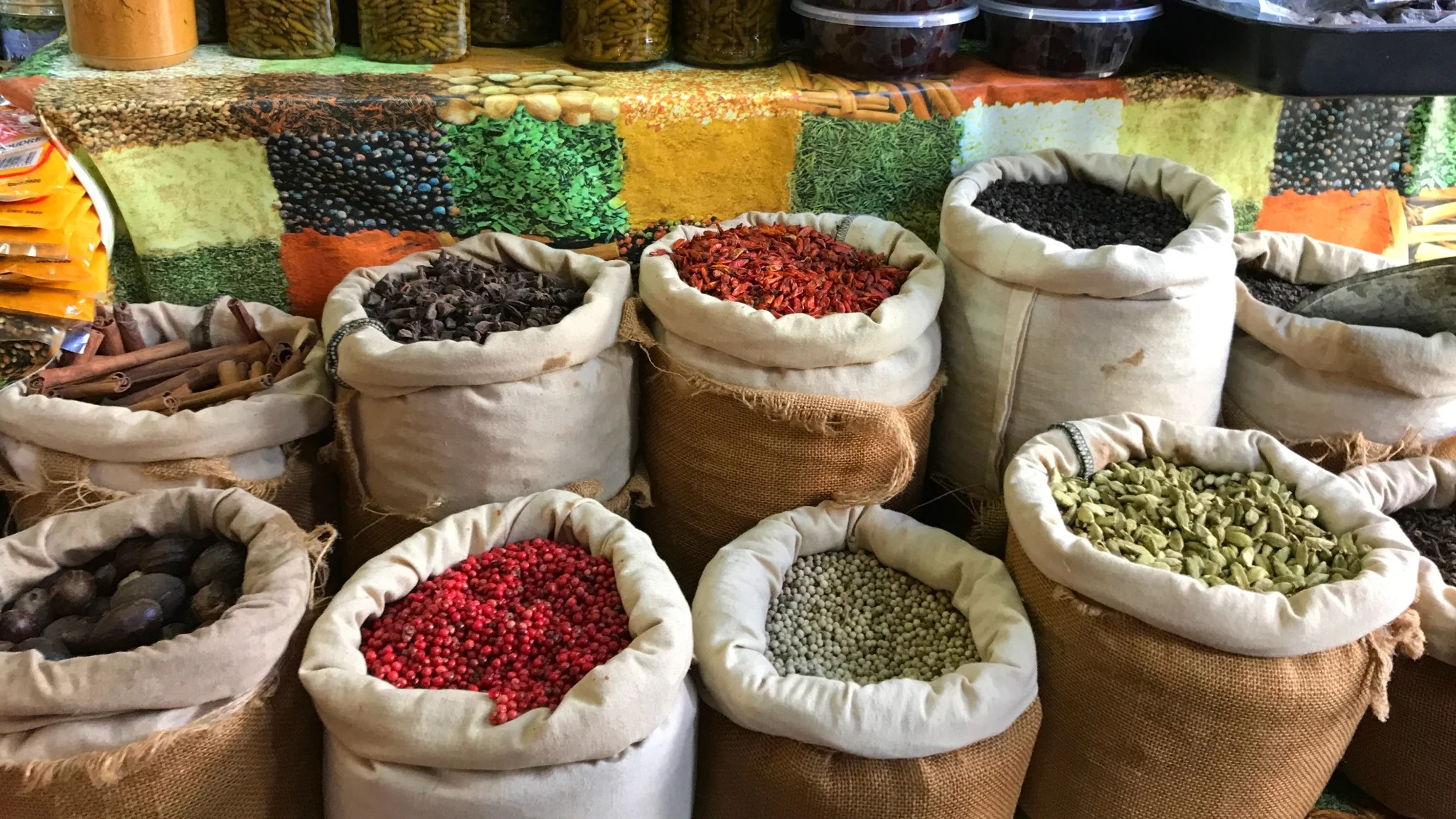 Épices colorées sur un marché traditionnel de l’île Maurice