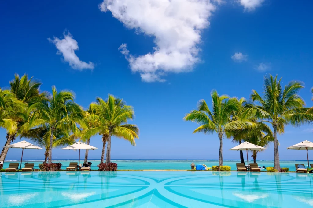 Piscine à débordement face au lagon turquoise dans un hôtel de luxe à l’île Maurice