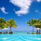 Piscine à débordement face au lagon turquoise dans un hôtel de luxe à l’île Maurice
