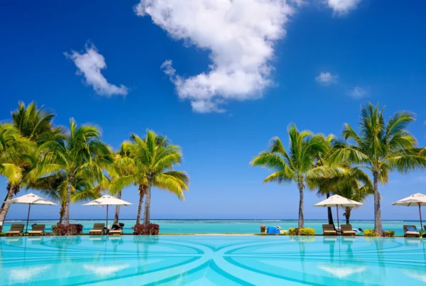Piscine à débordement face au lagon turquoise dans un hôtel de luxe à l’île Maurice