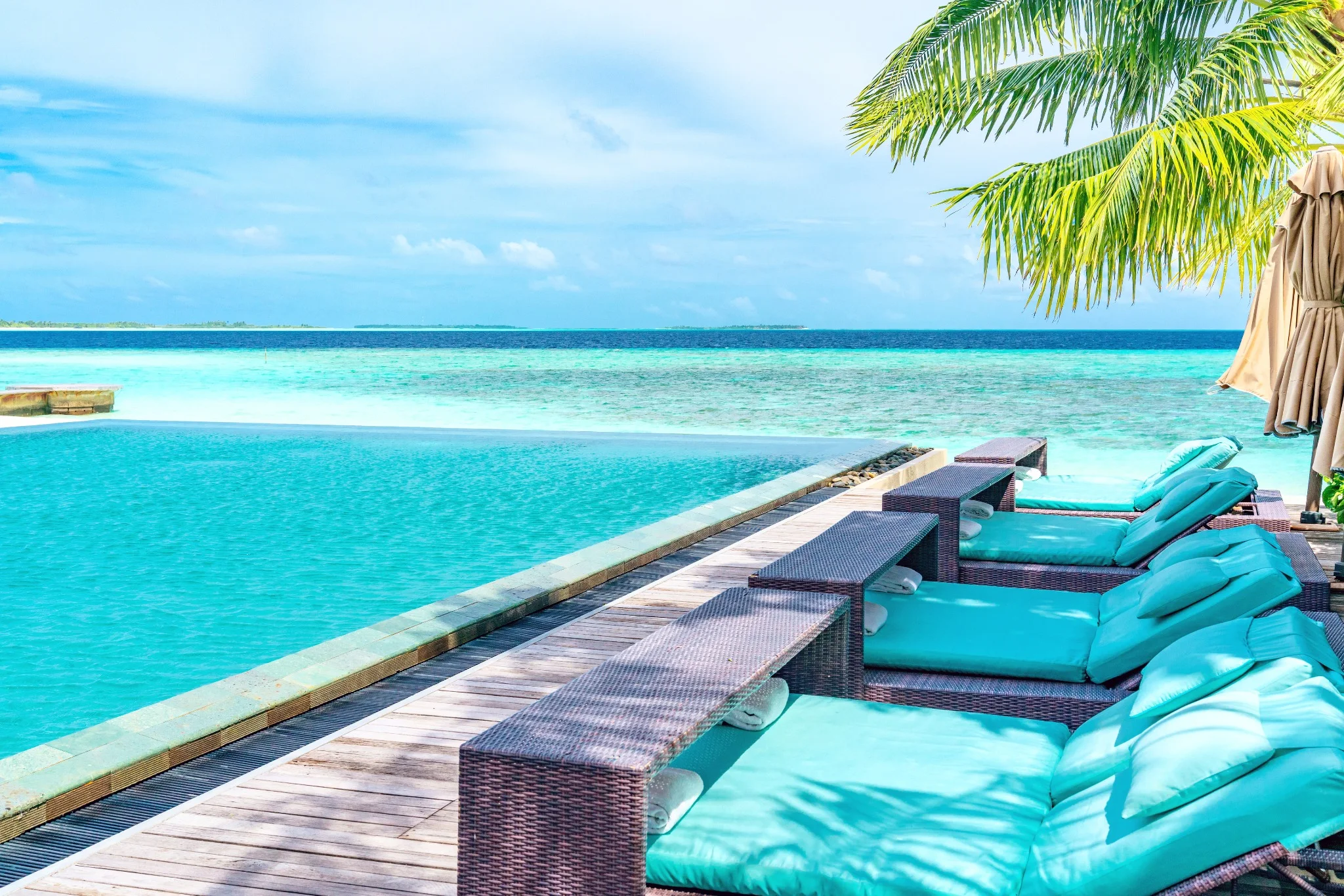 Piscine à débordement avec vue sur le lagon aux Maldives, parfaite pour un séjour détente de 7 jours ou plus
