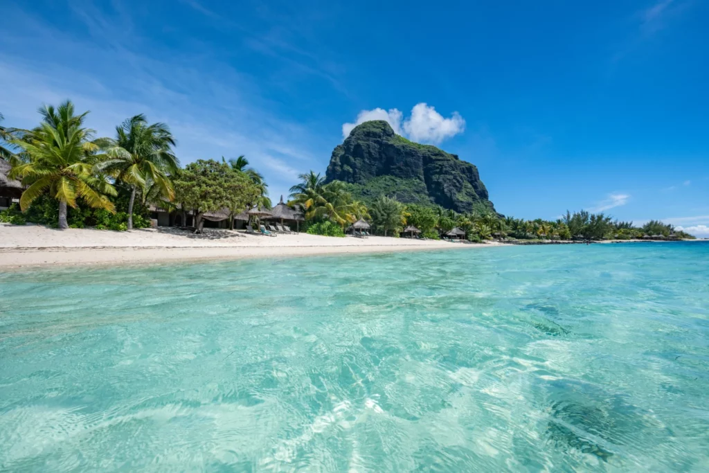 plage-ile-maurice-eau-turquoise-montagne