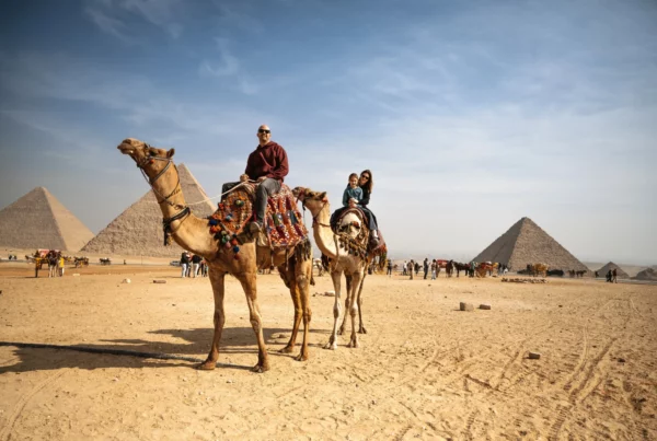 Balade à dos de chameau devant les pyramides de Gizeh lors d’un séjour en Égypte