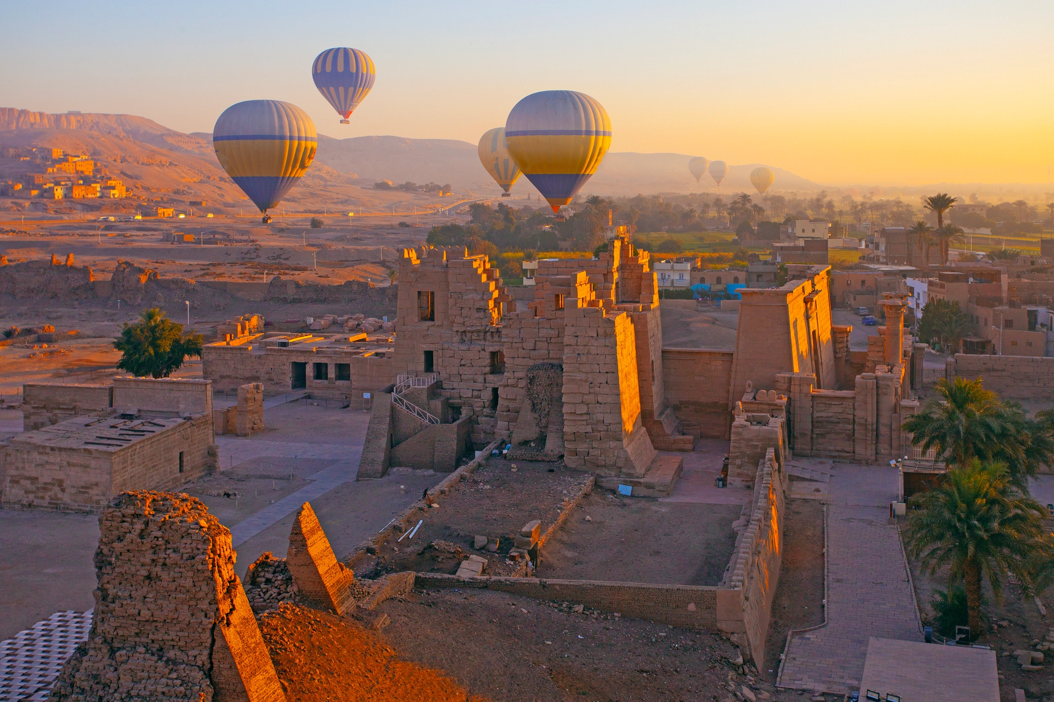 Montgolfières au lever du soleil au-dessus des temples de Louxor en Égypte