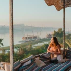 Femme profitant d’une terrasse avec vue sur le Nil en Égypte, atmosphère calme et ensoleillée