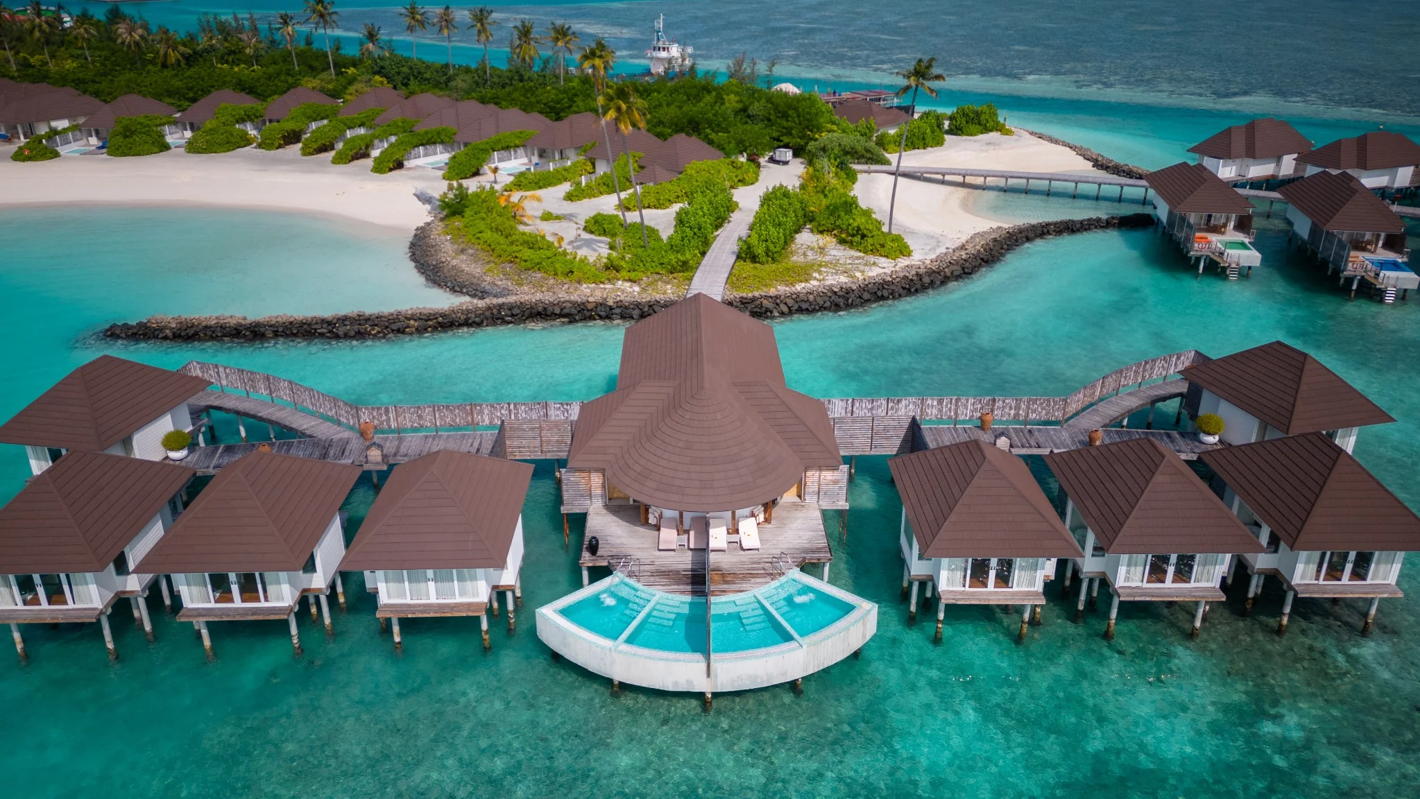 Resort de luxe aux Maldives avec villas sur pilotis et lagon turquoise