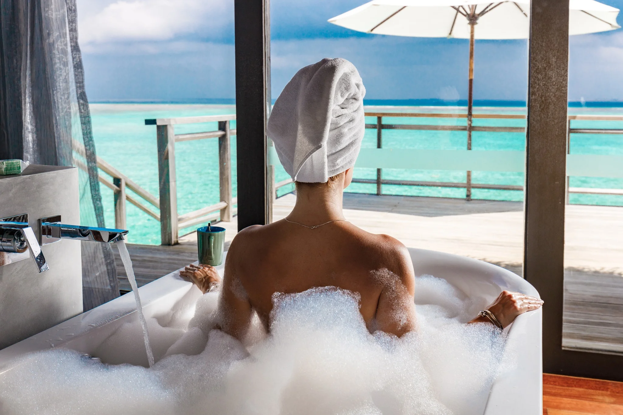 Moment de détente dans une villa sur pilotis avec vue sur le lagon aux Maldives