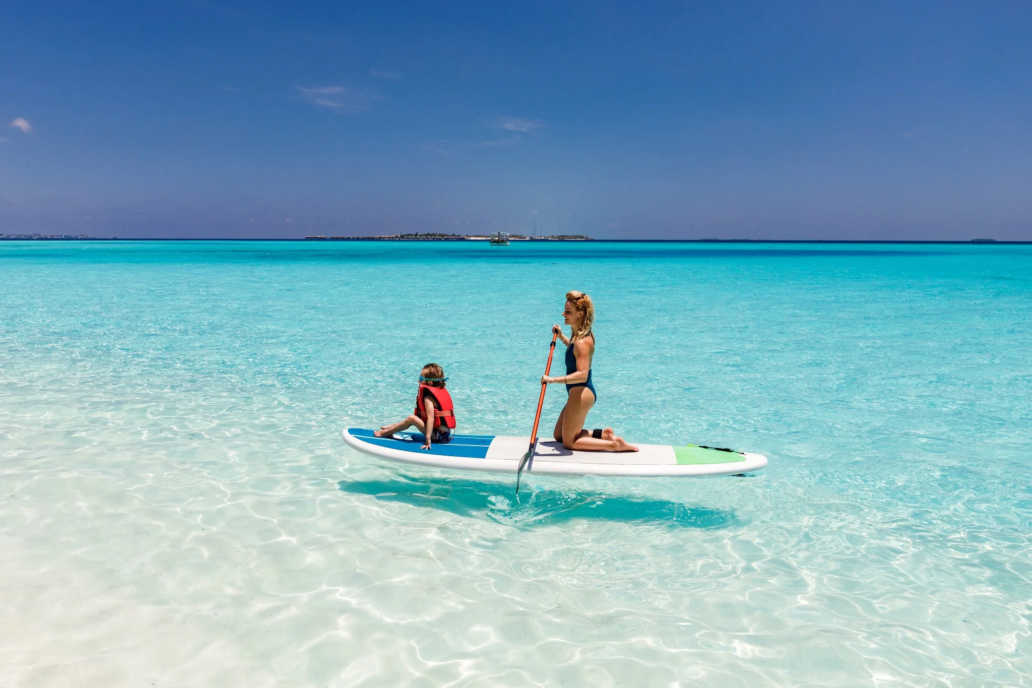 Stand up paddle en famille dans un lagon peu profond aux Maldives