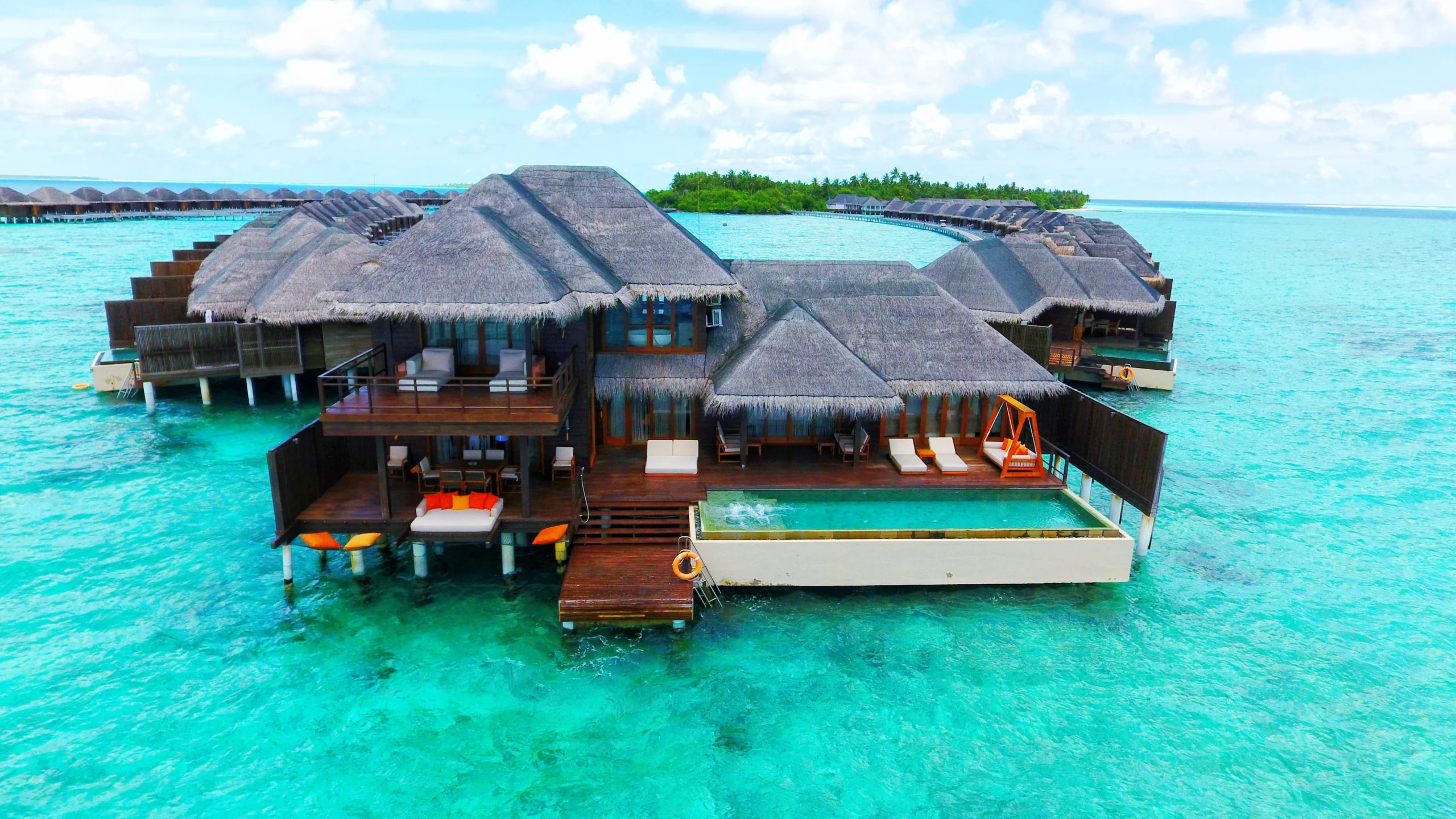 Piscine privée d’une villa sur pilotis de luxe aux Maldives