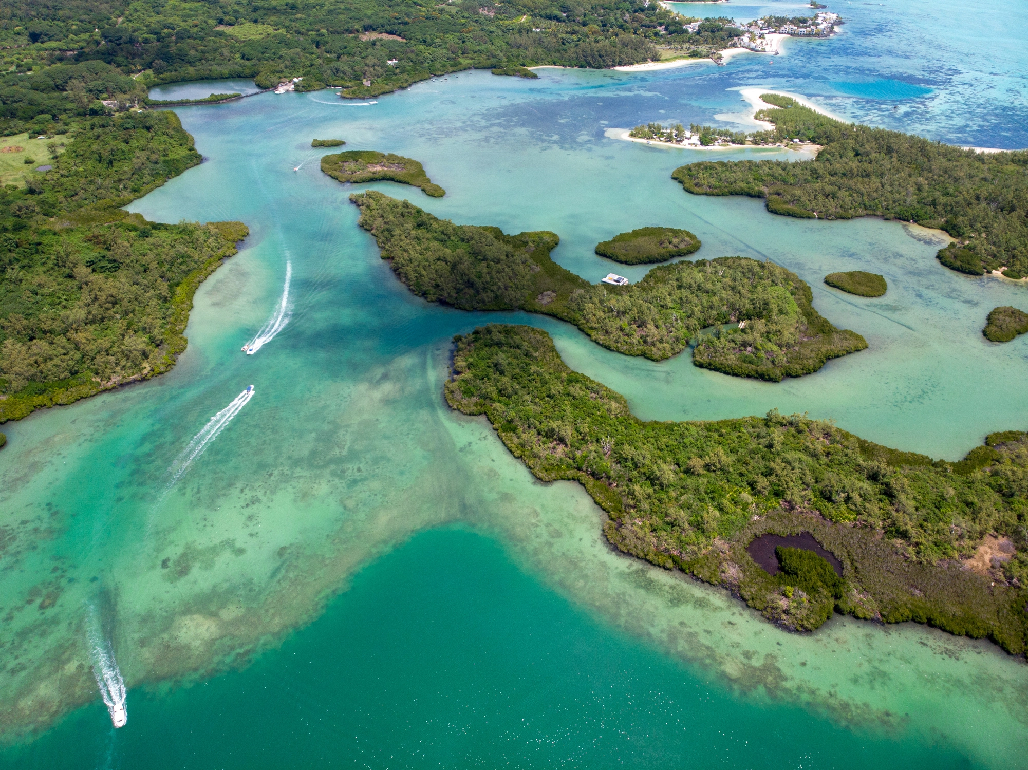 lagon-ile-aux-cerfs-ile-maurice-vue-aerienne.webp