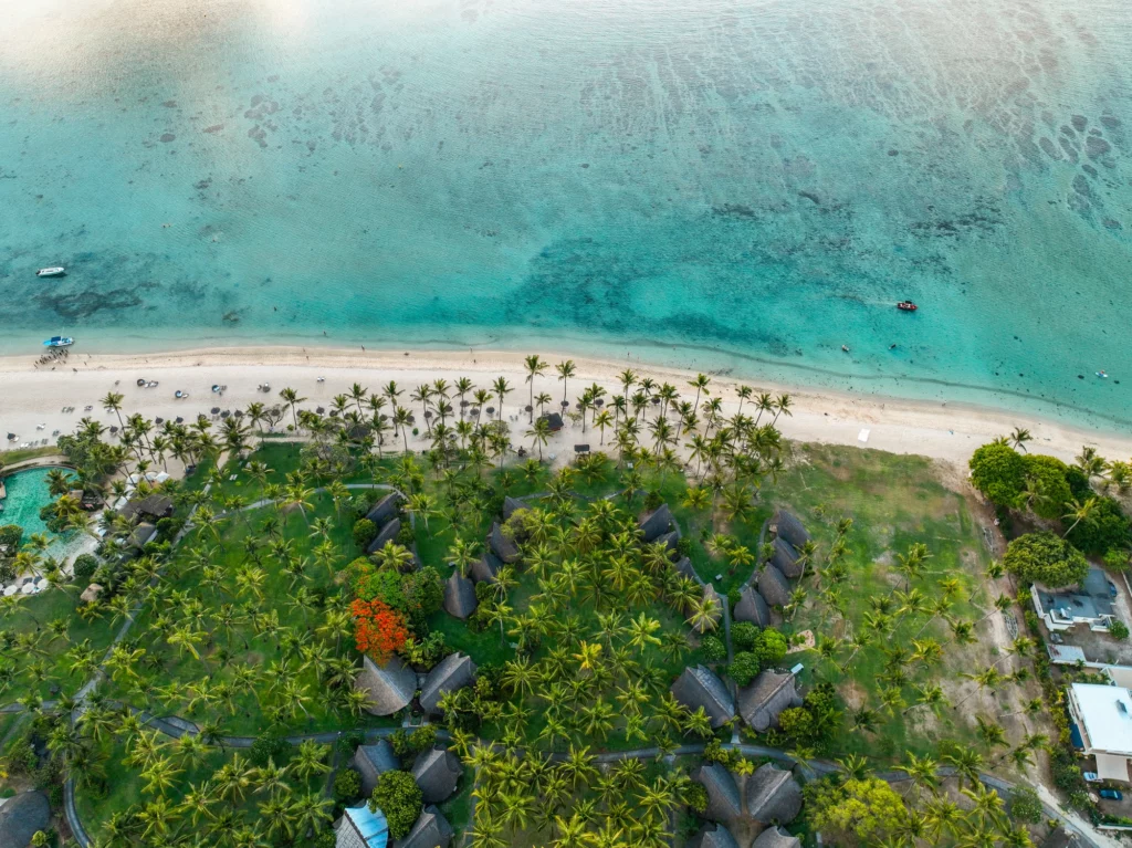 Vue aérienne Plus belles plages île Maurice avec lagon turquoise, palmiers et hôtel en bord de mer