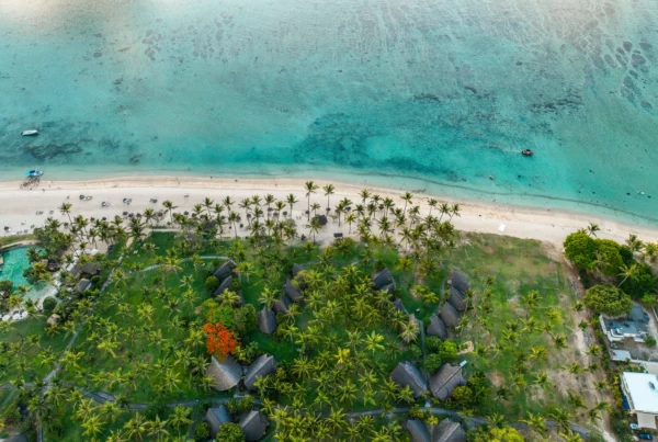 Vue aérienne Plus belles plages île Maurice avec lagon turquoise, palmiers et hôtel en bord de mer
