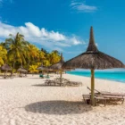 Plage de sable blanc et lagon turquoise à l’île Maurice pour un séjour luxe