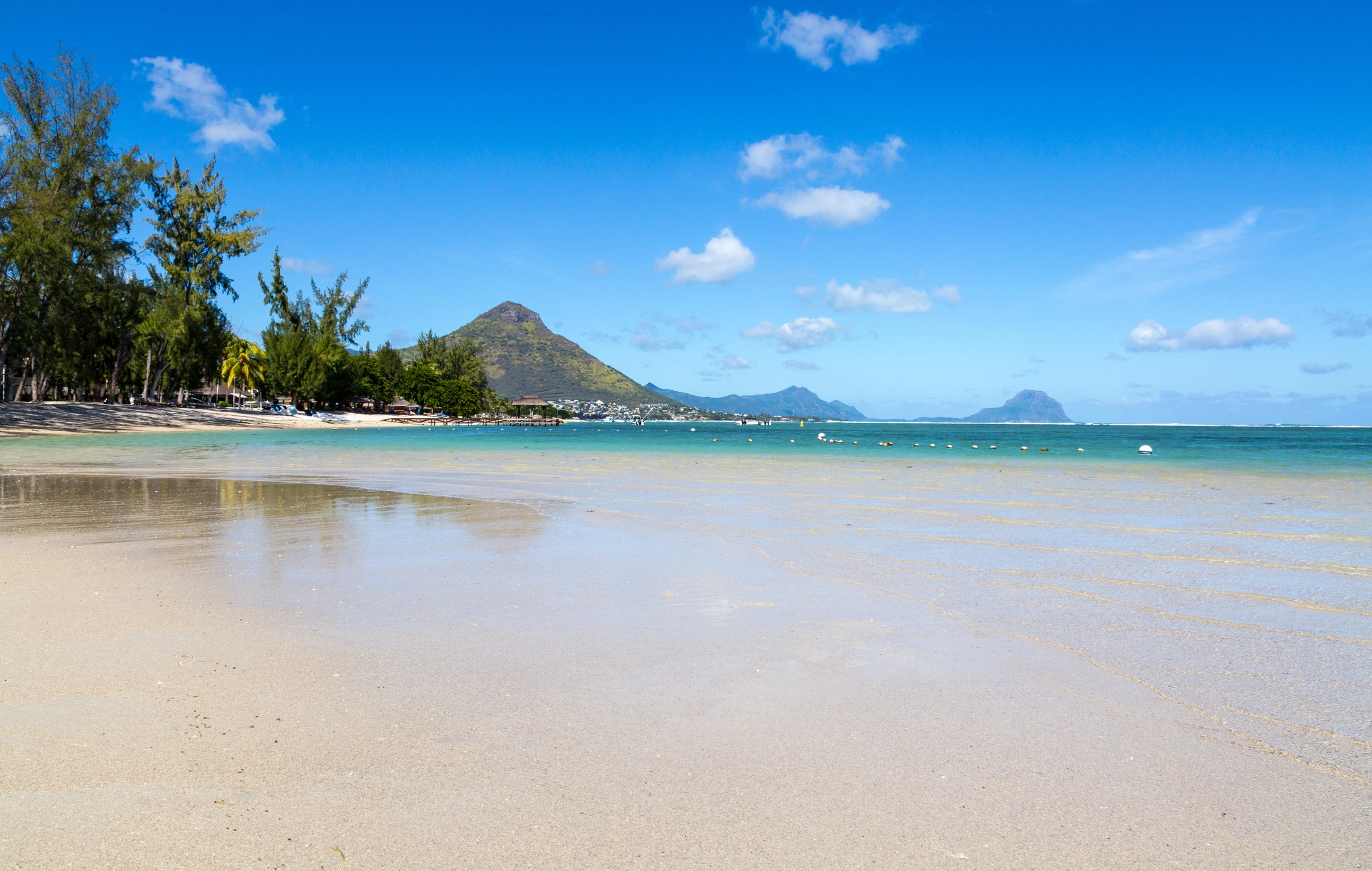 Plage du Morne Brabant à l’île Maurice avec eau turquoise et montagne classée à l’UNESCO