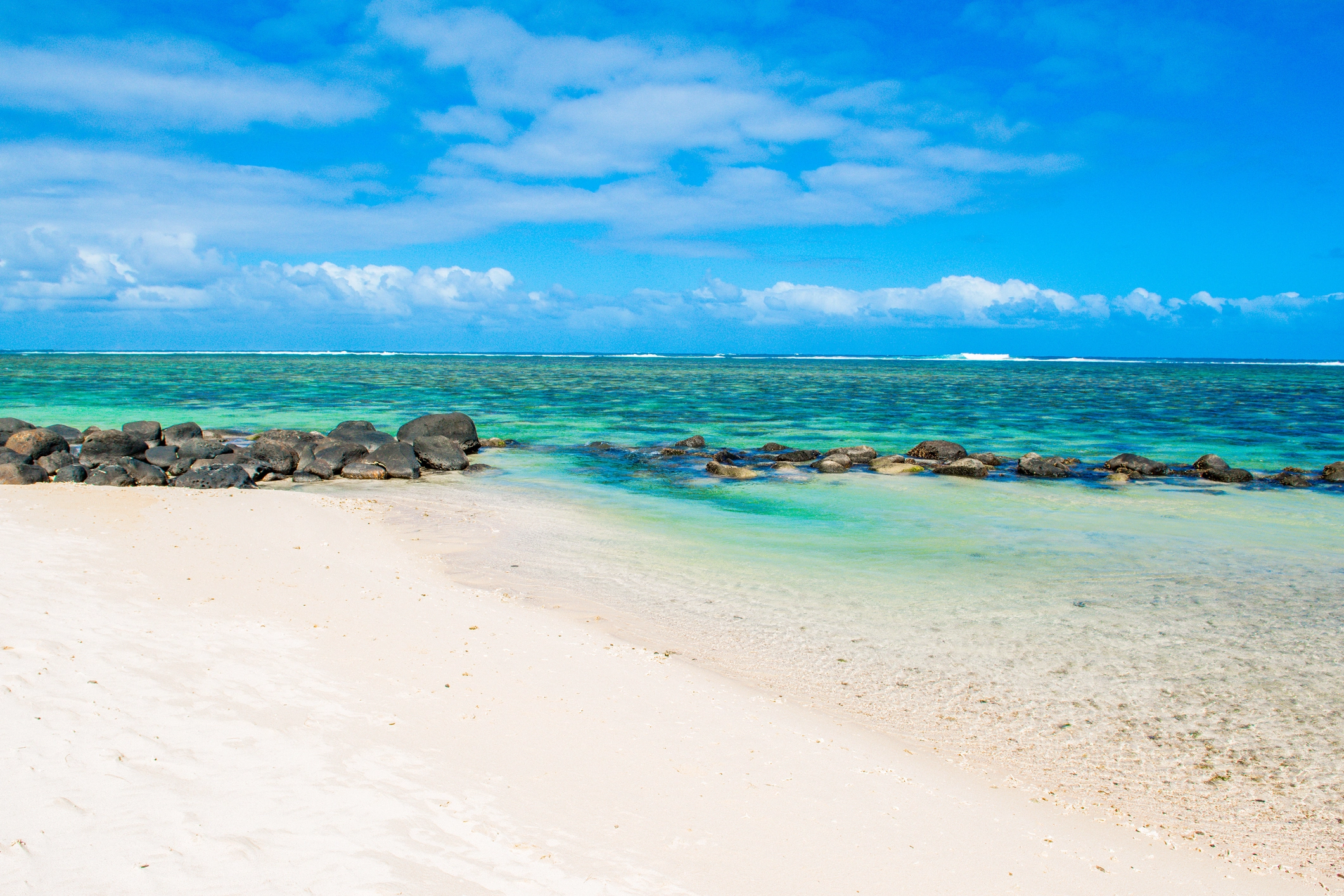 Plus belles plages île Maurice avec rochers volcaniques et lagon clair