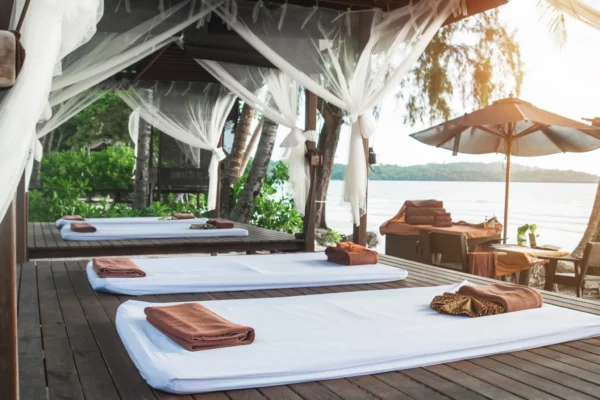 Massage en pavillon face à l’océan lors d’un séjour luxe à l’île Maurice