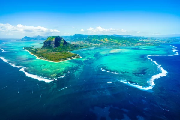 Vue aérienne du Morne Brabant et lagon turquoise lors d’un séjour luxe à l’île Maurice
