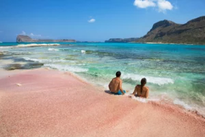 Plage rose (Elafonissi avec couple)